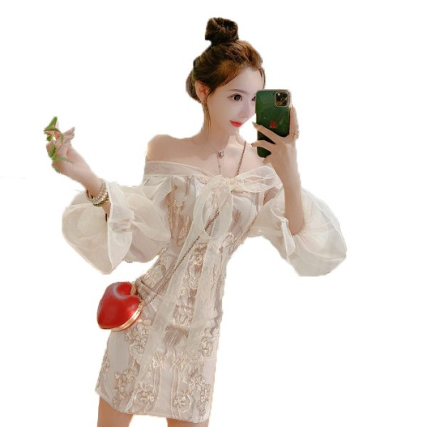 Modern testre szabott csipkeruha csupasz vállakkal és tüll ujjú fehér színben