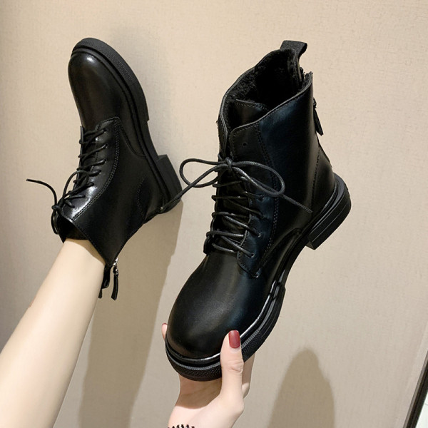 Női őszi-téli csizma cipzárral és lapos talppal ökobőrből fekete színben