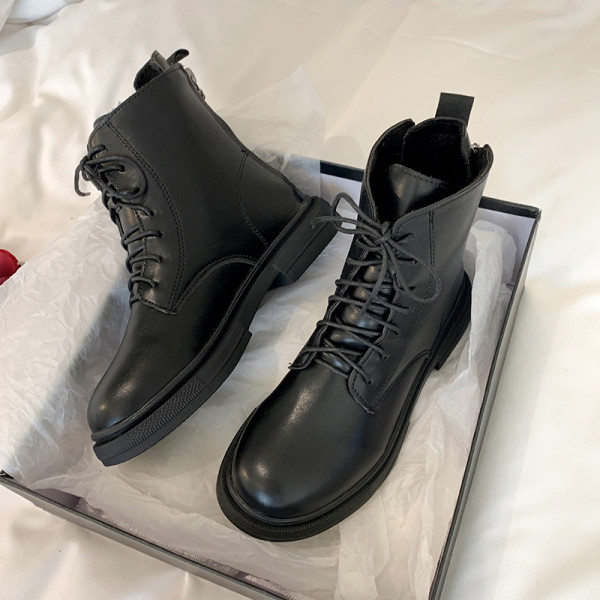 Női őszi-téli csizma cipzárral és lapos talppal ökobőrből fekete színben