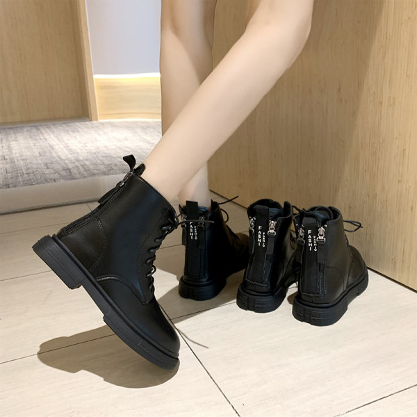 Női őszi-téli csizma cipzárral és lapos talppal ökobőrből fekete színben