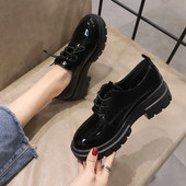 Alkalmi női lakkcipő fekete fűzővel