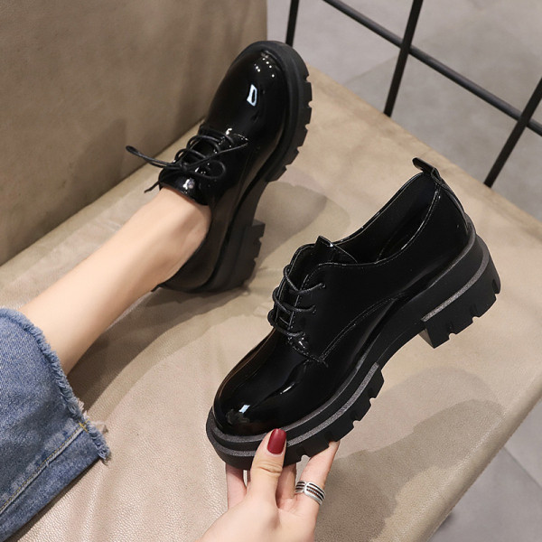 Alkalmi női lakkcipő fekete fűzővel