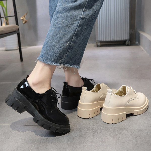 Alkalmi női lakkcipő fekete fűzővel