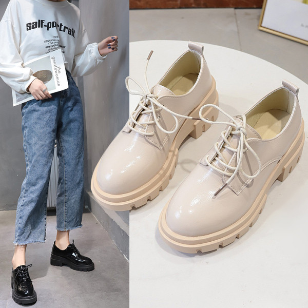 Alkalmi női lakkcipő fekete fűzővel