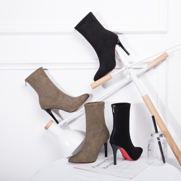 Cizme de dama moderne model ascutit cu toc subtire in negru si bej