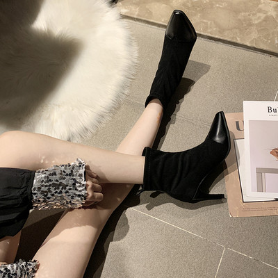 Öko velúrból készült modern női csizma, sarkú hegyes modellel piros és fekete színben