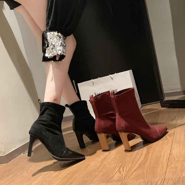 Öko velúrból készült modern női csizma, sarkú hegyes modellel piros és fekete színben