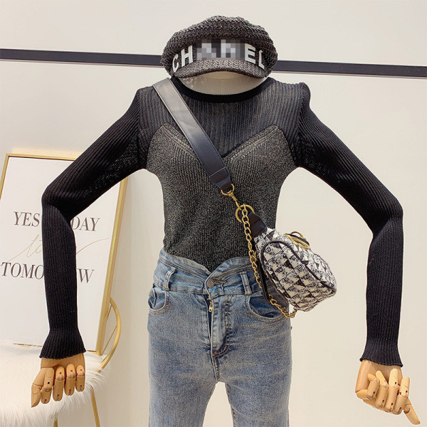 Vékony kötött női pulóver fényes részecskékkel és kerek nyakkivágással, fekete színben