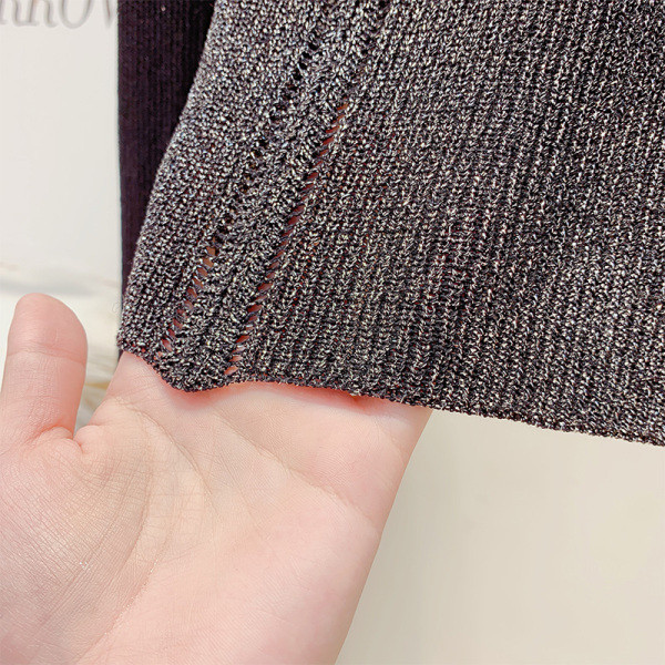 Vékony kötött női pulóver fényes részecskékkel és kerek nyakkivágással, fekete színben