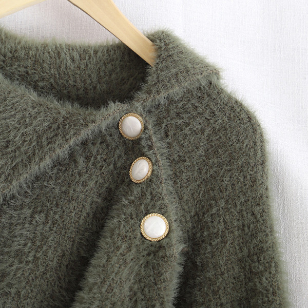 Modern női pulóver zöld és bézs színben, gombokkal és hosszú ujjú