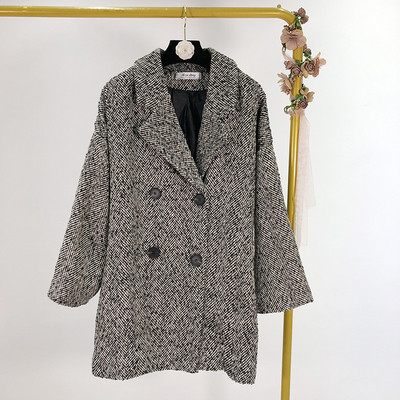 Тънко пролетно-есенно палто с копчета и дълбоко деколте в сив цвят