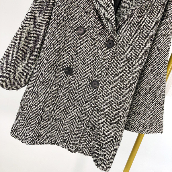 Vékony tavaszi-őszi kabát gombokkal és mély nyakkivágással, szürke színben