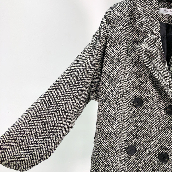 Vékony tavaszi-őszi kabát gombokkal és mély nyakkivágással, szürke színben