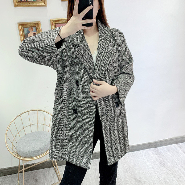 Vékony tavaszi-őszi kabát gombokkal és mély nyakkivágással, szürke színben