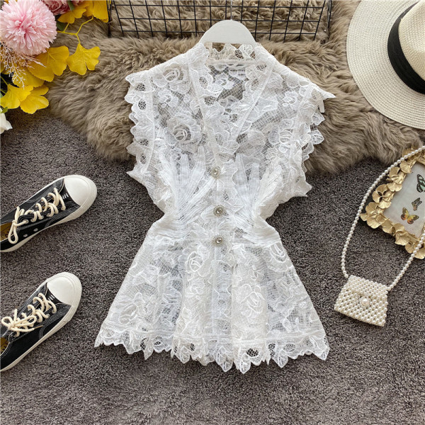 Modern női ing csipkével és spitz nyakkivágással, fehér színben