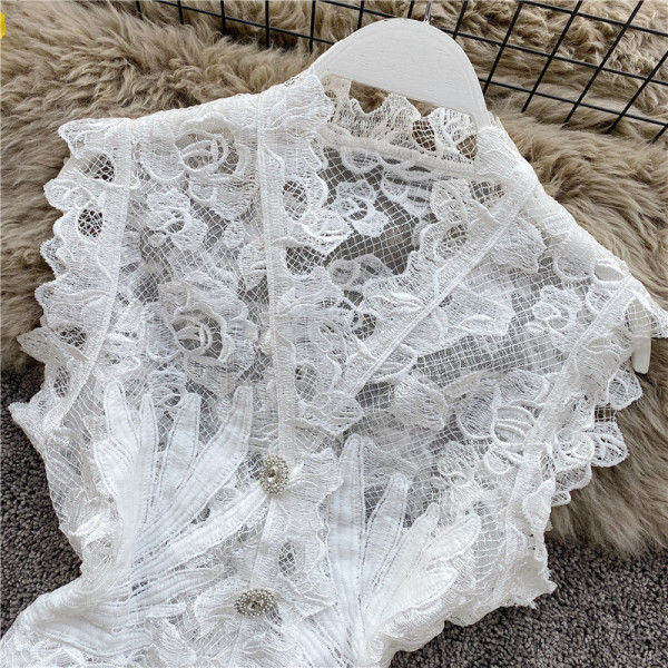 Modern női ing csipkével és spitz nyakkivágással, fehér színben