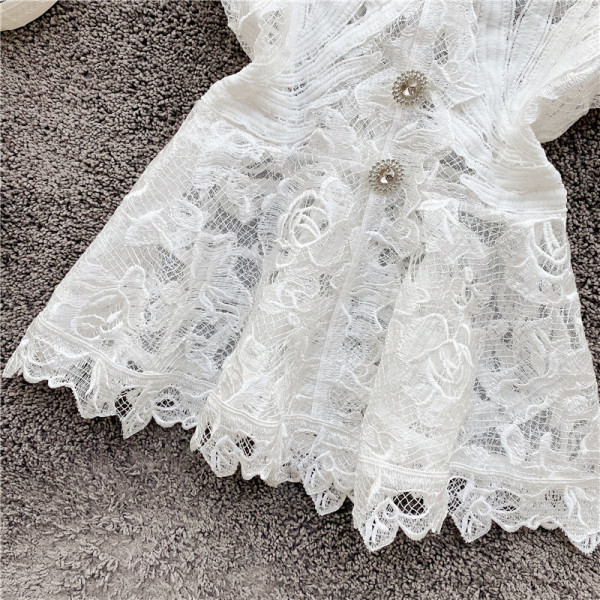 Modern női ing csipkével és spitz nyakkivágással, fehér színben