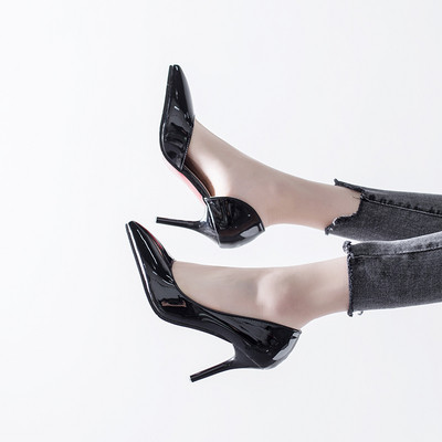 Stílusos női cipő hegyes modell ezüst, fekete és arany színben