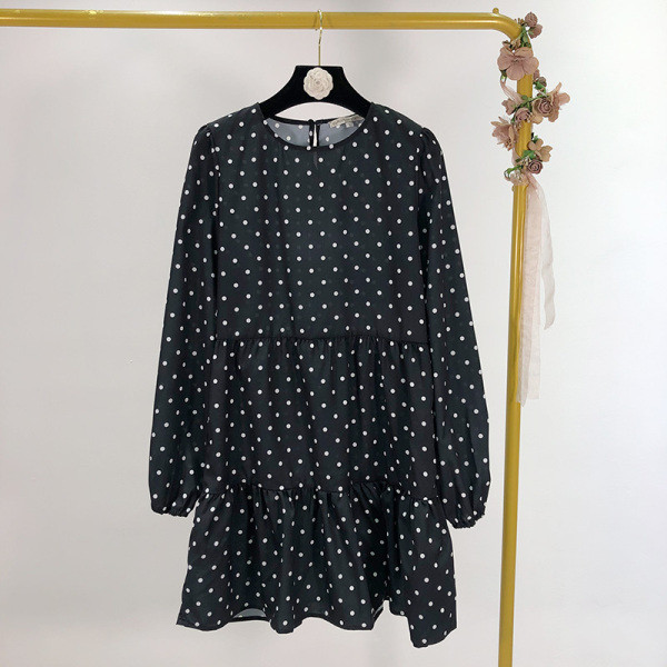 Rochie cu croială lejeră, cu decolteu oval, în negru cu puncte albe