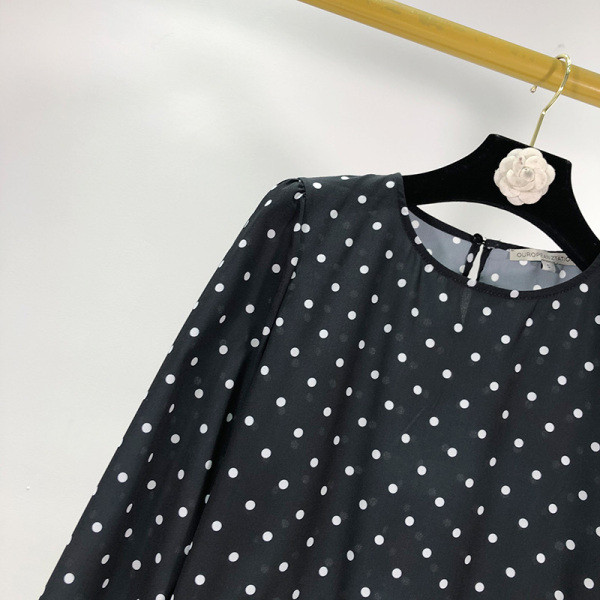 Rochie cu croială lejeră, cu decolteu oval, în negru cu puncte albe