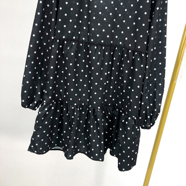 Rochie cu croială lejeră, cu decolteu oval, în negru cu puncte albe
