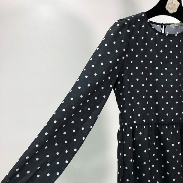 Rochie cu croială lejeră, cu decolteu oval, în negru cu puncte albe