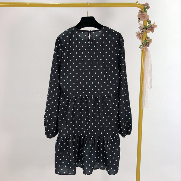 Rochie cu croială lejeră, cu decolteu oval, în negru cu puncte albe