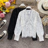 Modern női csipkeblúz spitz nyakkivágással, fehér és fekete gombokkal