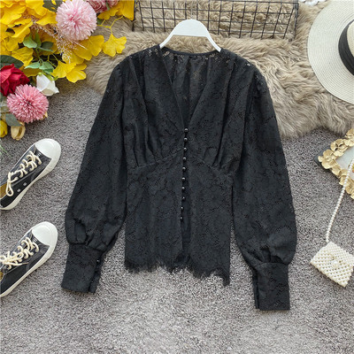 Modern női csipkeblúz spitz nyakkivágással, fehér és fekete gombokkal