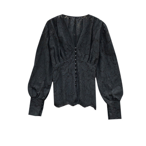 Modern női csipkeblúz spitz nyakkivágással, fehér és fekete gombokkal