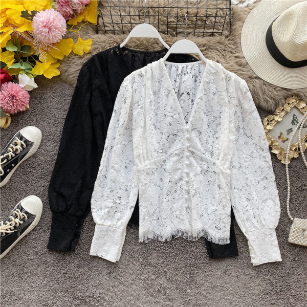 Modern női csipkeblúz spitz nyakkivágással, fehér és fekete gombokkal
