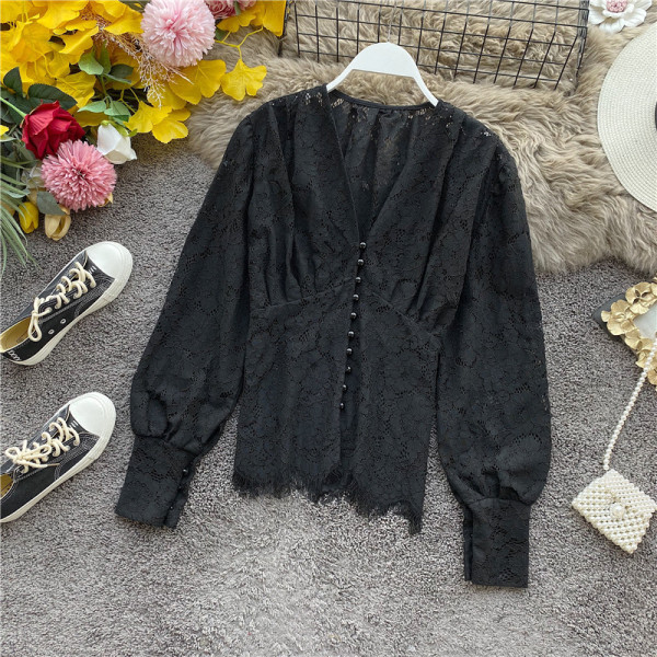 Modern női csipkeblúz spitz nyakkivágással, fehér és fekete gombokkal