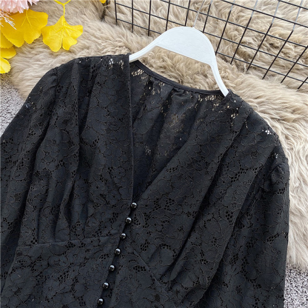 Modern női csipkeblúz spitz nyakkivágással, fehér és fekete gombokkal