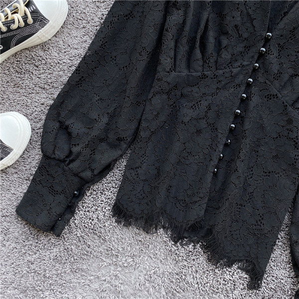 Modern női csipkeblúz spitz nyakkivágással, fehér és fekete gombokkal