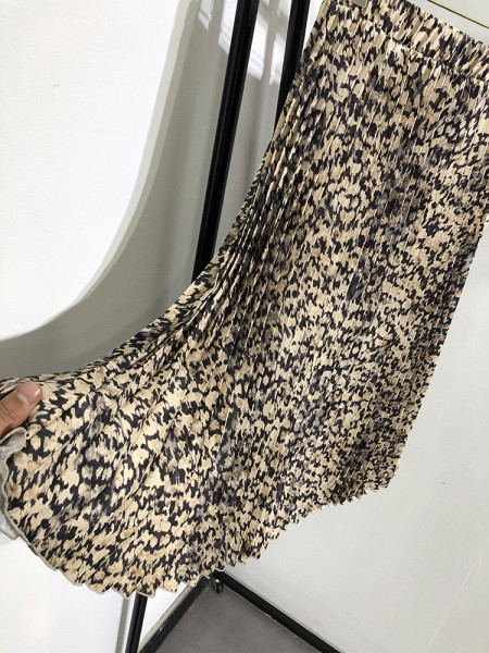 Közepes hosszúságú, rugalmas derékú, barna mintás, lezser szoknya