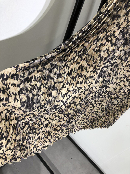 Közepes hosszúságú, rugalmas derékú, barna mintás, lezser szoknya