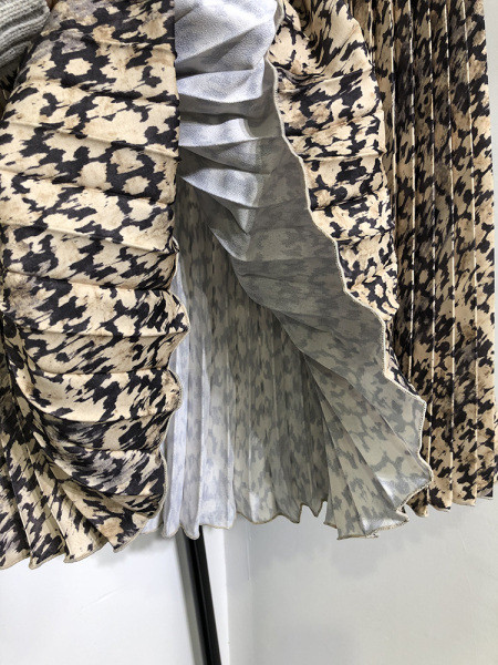 Közepes hosszúságú, rugalmas derékú, barna mintás, lezser szoknya