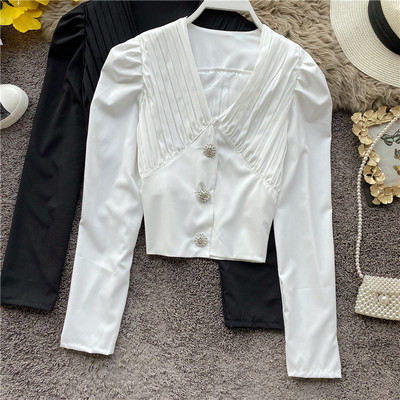 Modern női rövid ing spitz nyakkivágással, fehér és fekete gombokkal