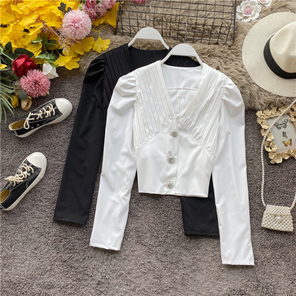 Modern női rövid ing spitz nyakkivágással, fehér és fekete gombokkal