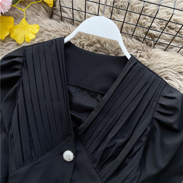 Modern női rövid ing spitz nyakkivágással, fehér és fekete gombokkal