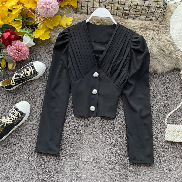 Modern női rövid ing spitz nyakkivágással, fehér és fekete gombokkal