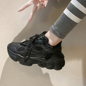 Alkalmi női tornacipő durva talppal, fekete színben