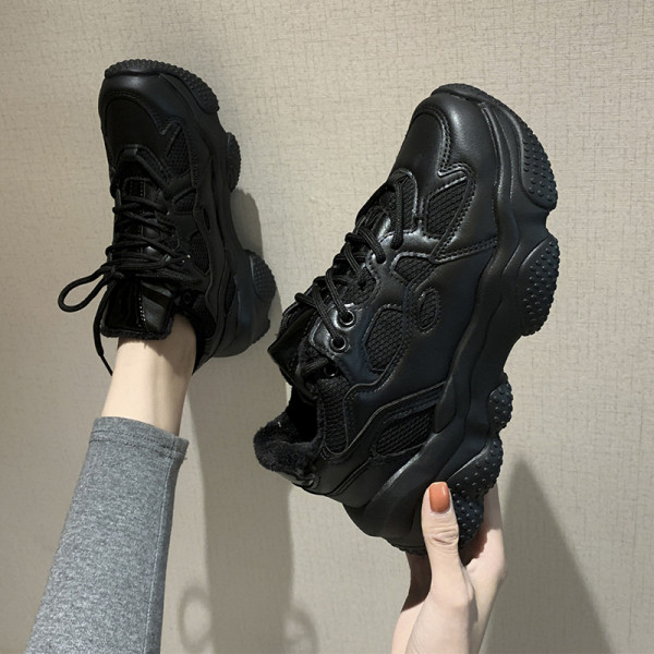 Alkalmi női tornacipő durva talppal, fekete színben