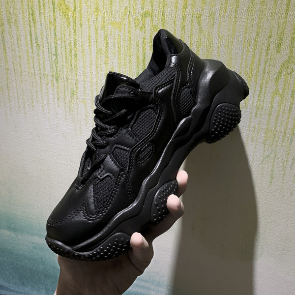 Alkalmi női tornacipő durva talppal, fekete színben