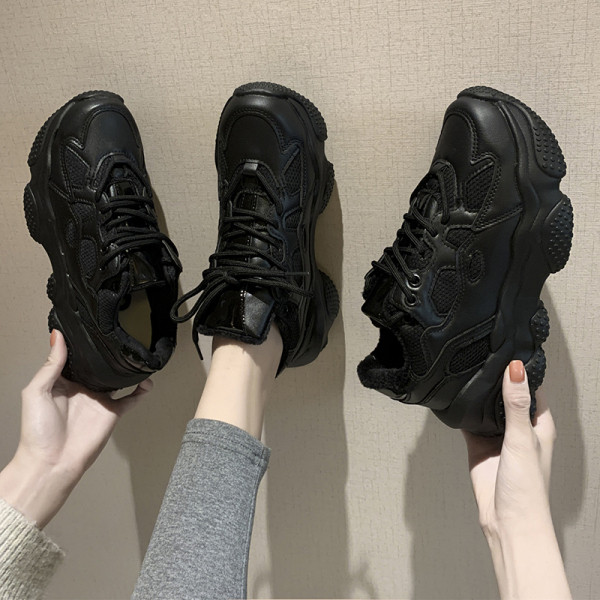 Alkalmi női tornacipő durva talppal, fekete színben