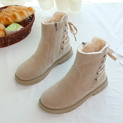 Női téli csizma puha béléssel és fekete és bézs színű fűzővel