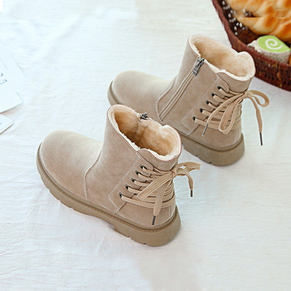 Női téli csizma puha béléssel és fekete és bézs színű fűzővel