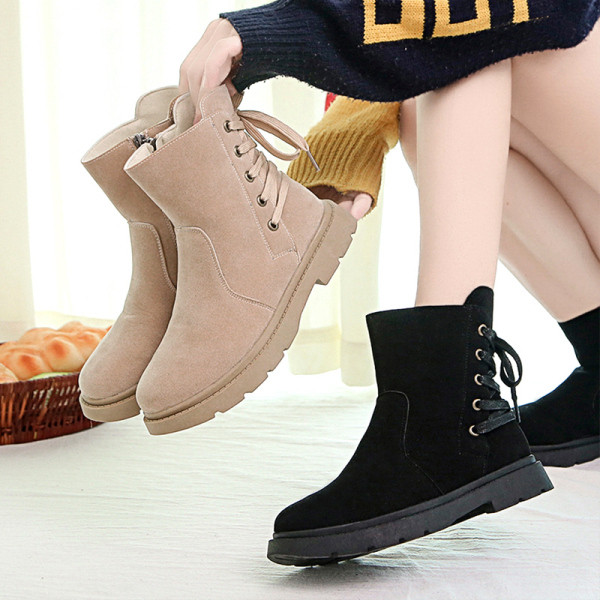 Női téli csizma puha béléssel és fekete és bézs színű fűzővel