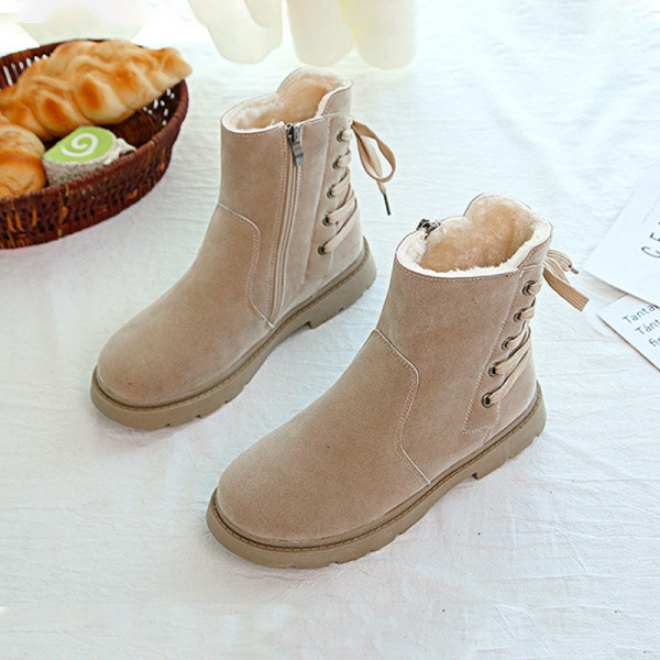 Női téli csizma puha béléssel és fekete és bézs színű fűzővel