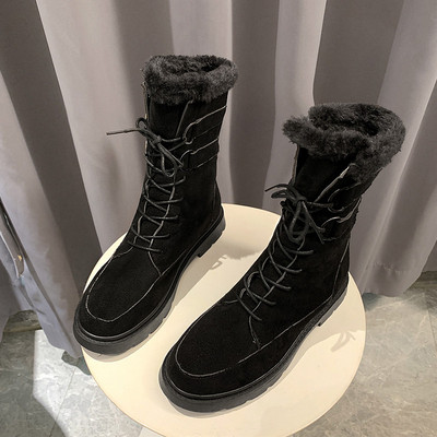 Női téli csizma puha béléssel és fekete és bézs színű fűzővel